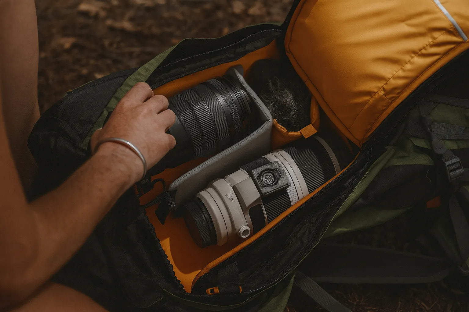 Sac photo de randonnée avec compartiments renforcés pour matériel professionnel.