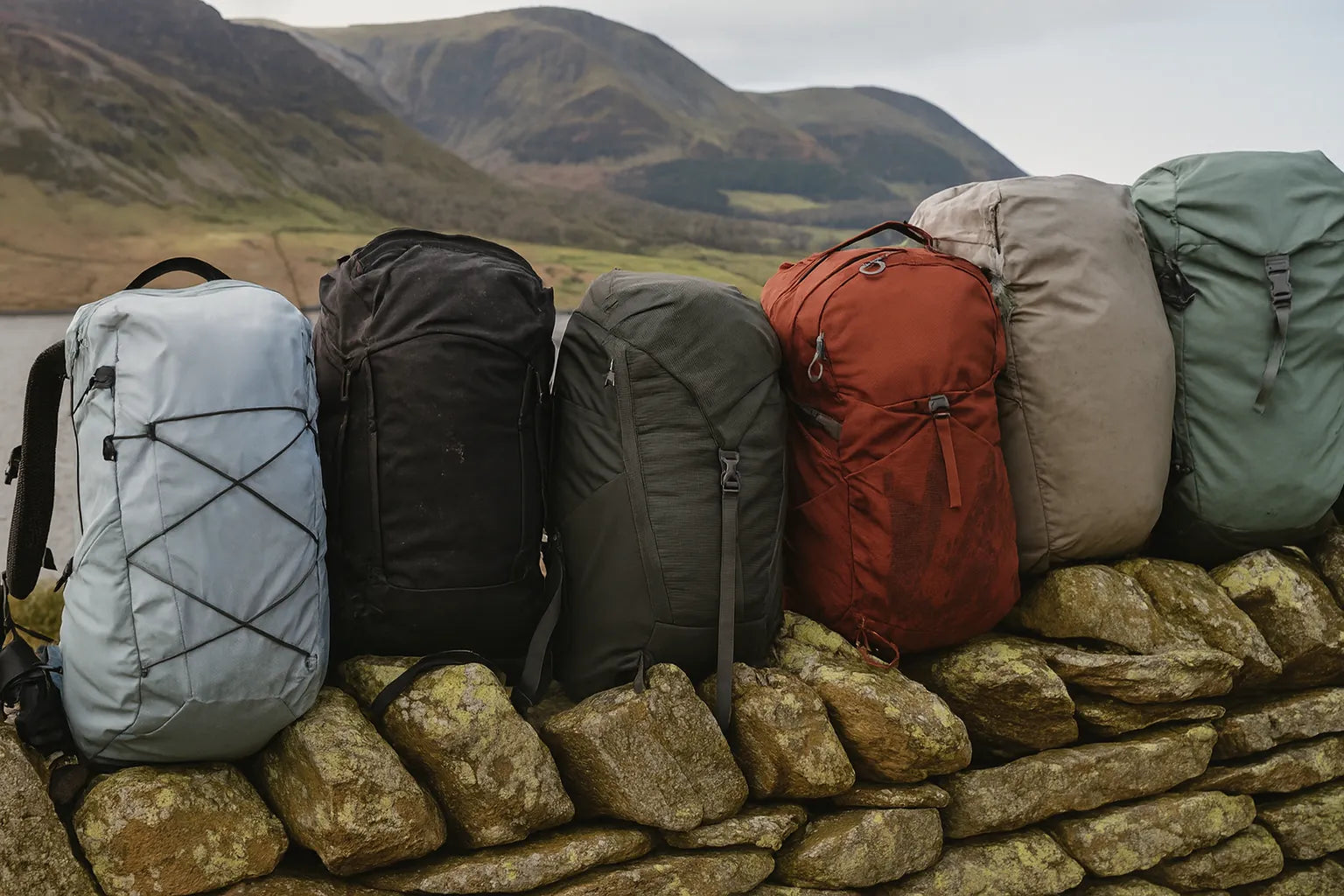 Sacs à dos outdoor multipoche de randonnée disponibles en plusieurs couleurs.