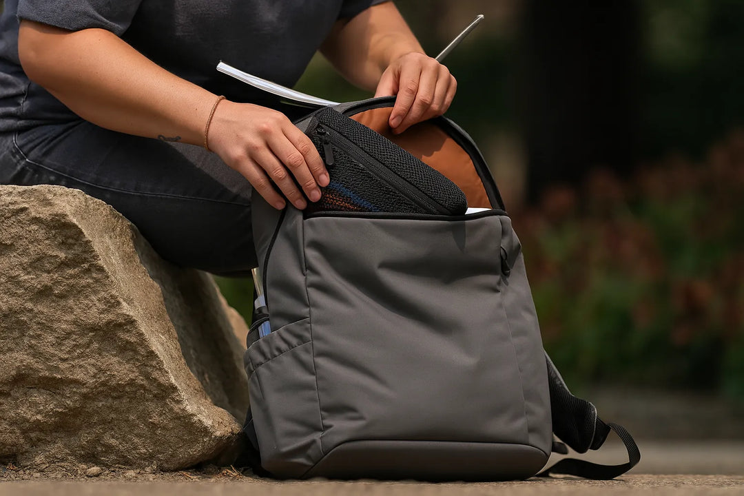 Sac à dos urbain gris avec compartiment pour ordinateur et accessoires.