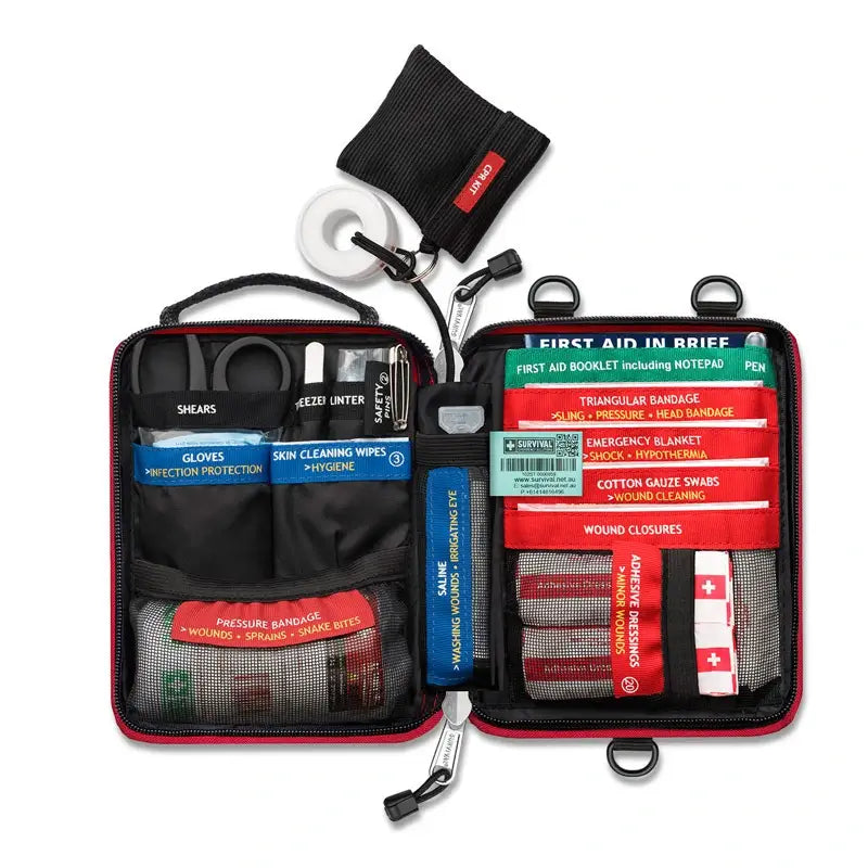 Vue intérieure détaillée du kit de secours avec compartiments organisés, matériel médical et accessoires de survie.