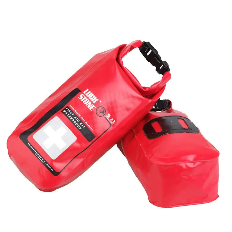 Deux kits de premiers secours Luck Stone étanches posés l’un contre l’autre, montrant les faces avant et arrière.
