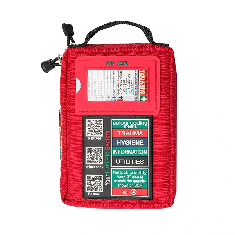 Devant du kit de premiers soins rouge montrant la carte CPR, les QR codes d'accès rapide et les étiquettes de codage couleur.