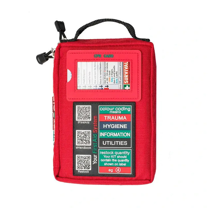 Devant du kit de premiers soins rouge montrant la carte CPR, les QR codes d'accès rapide et les étiquettes de codage couleur.