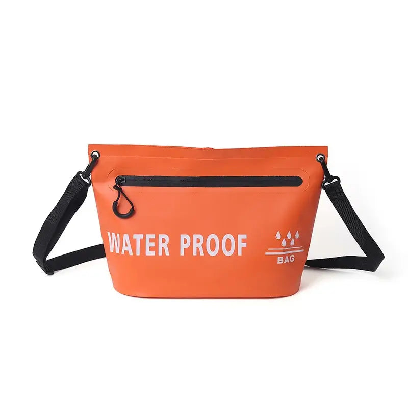 Sac bandoulière orange avec fermeture étanche et inscription "WATER PROOF".