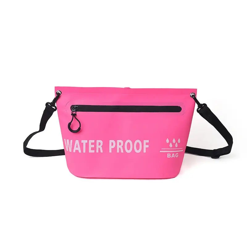 Sac bandoulière rose vif étanche avec zip frontal et marquage "WATER PROOF"