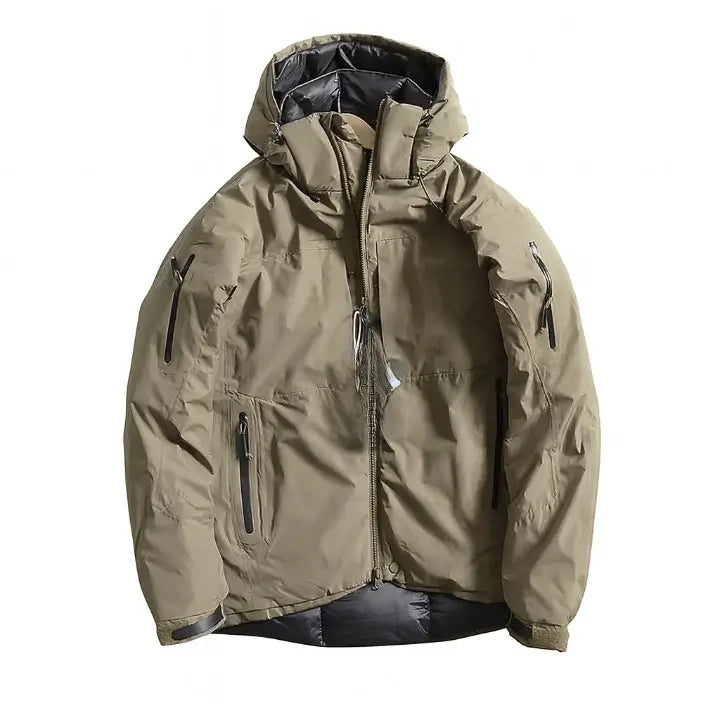 Veste de randonnée chaude pour homme en tissu résistant, coloris kaki, avec capuche et multiples poches zippées.