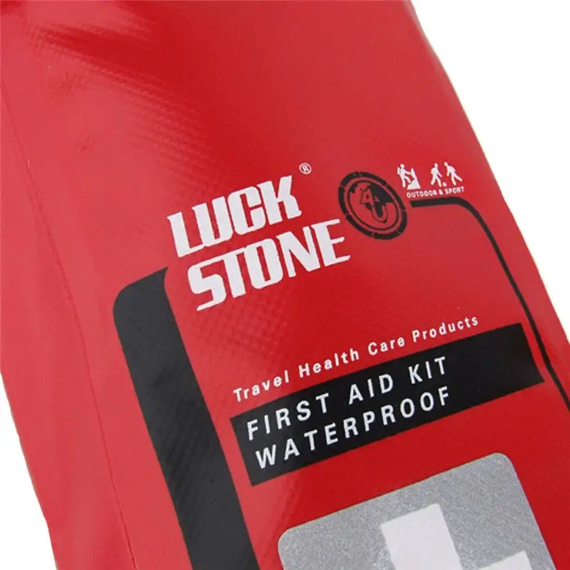 Détail du logo Luck Stone et de l’étiquette « First Aid Kit Waterproof » sur le sac rouge.