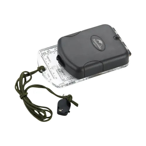 Boussole à miroir avec règle, fermée dans un étui noir avec cordelette, idéale pour randonnée et orientation en plein air.