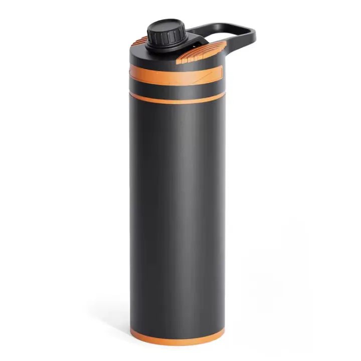 Vue en perspective d'une bouteille filtrante pour randonnée de couleur noire avec détails orange et bouchon vissé.