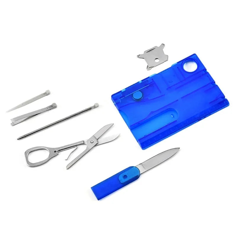 Vue éclatée d'un kit outil multifonction bleu translucide avec lames, ciseaux et tournevis sortis du boîtier format carte.