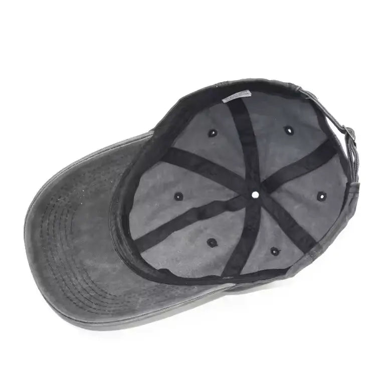 Vue intérieure d’une casquette en coton lavé avec renforts cousus et structure respirante.
