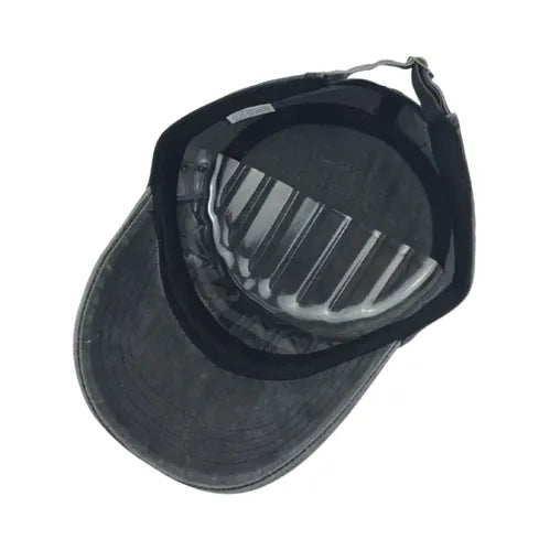 Intérieur de casquette militaire en coton épais gris, bandeau anti‑transpiration et visière renforcée, équipement durable pour activités de plein air.