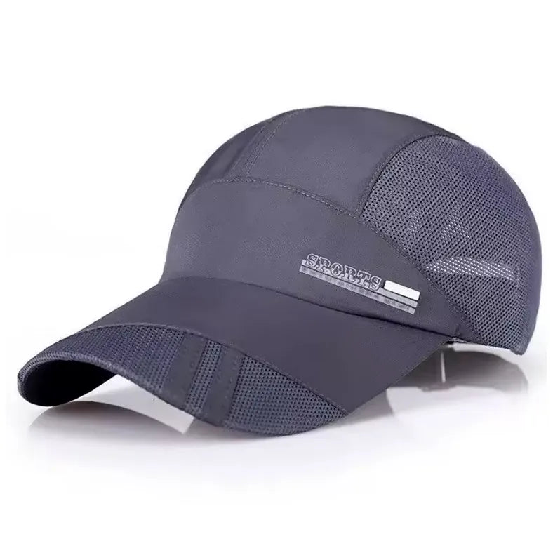 Casquette légère grise respirante pour la randonnée.