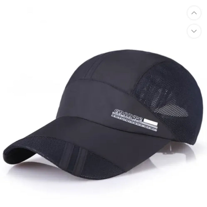 Casquette légère noire respirante pour la randonnée.
