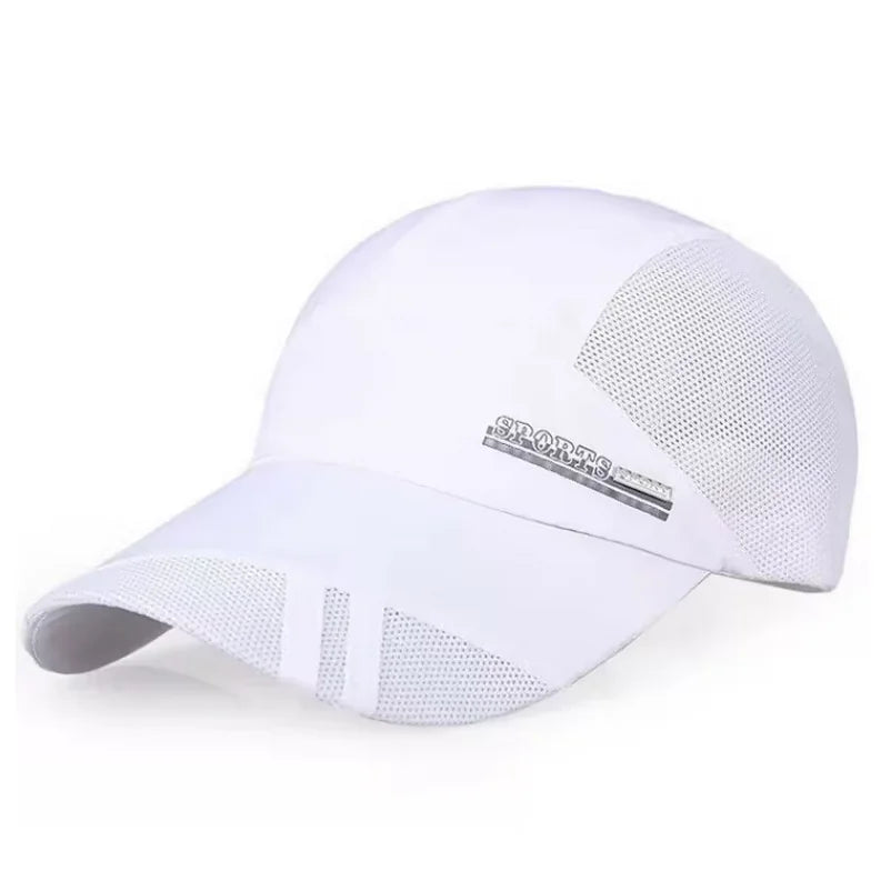 Casquette de sport respirante blanche pour activités de plein air.