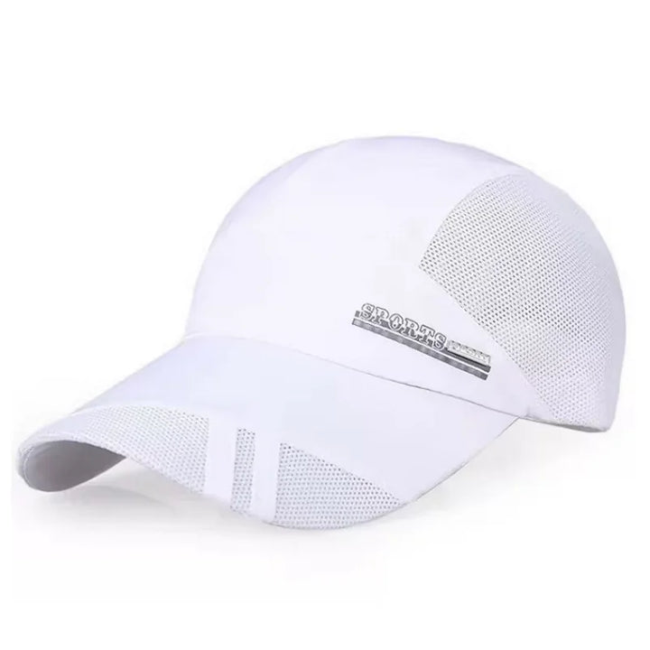 Casquette de sport respirante blanche pour activités de plein air.
