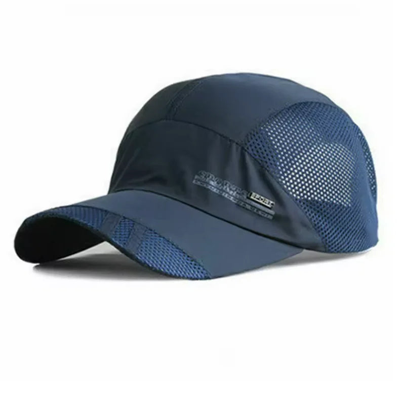 Casquette de sport respirante bleu marine pour activités de plein air.
