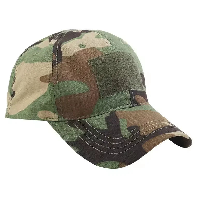 Casquette tactique camouflage pour activités de bushcraft et de plein air.