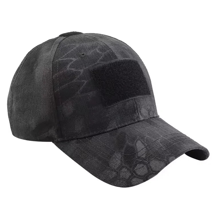 Casquette tactique camouflage noir conçue pour le bushcraft et les activités en plein air.