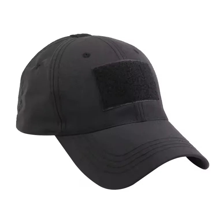 Casquette tactique noire de style militaire adaptée à l’outdoor.