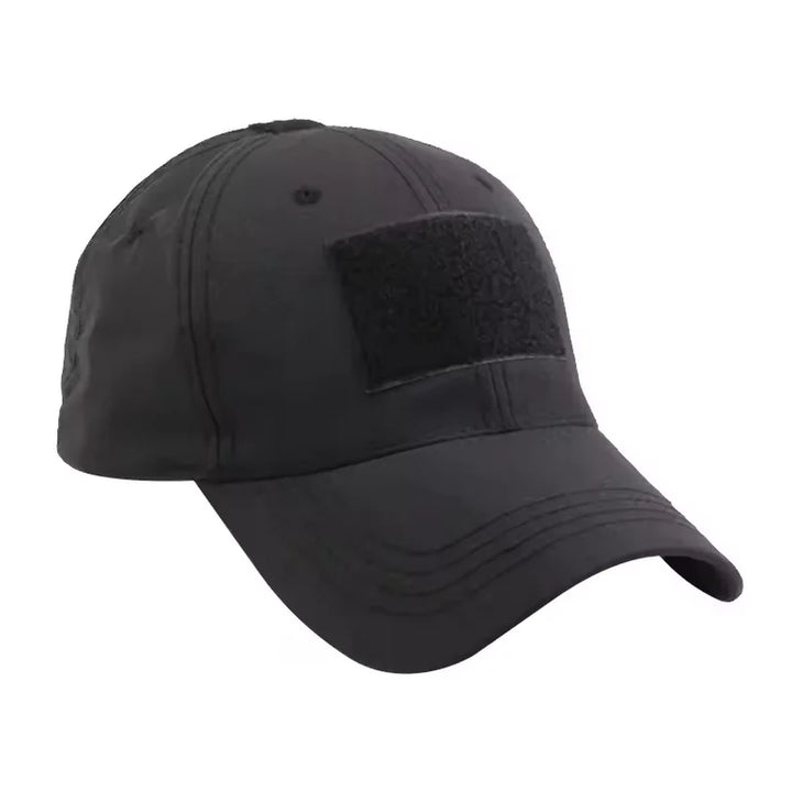 Casquette tactique noire de style militaire adaptée à l’outdoor.