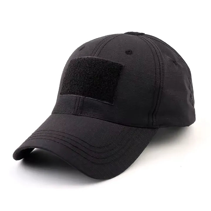 Casquette tactique noire en tissu ripstop avec bande velcro frontale.