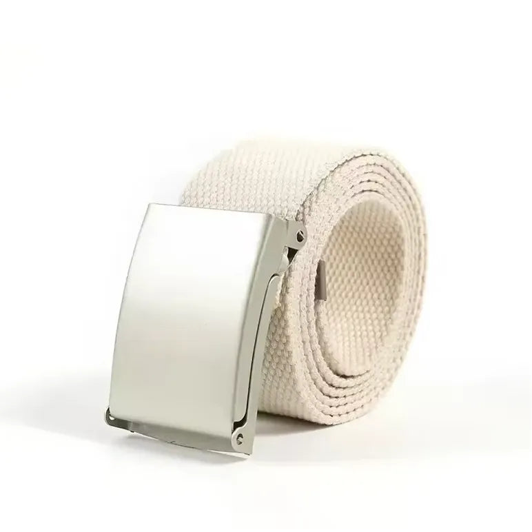 Ceinture beige en coton avec boucle métallique argentée, look rétro minimaliste.