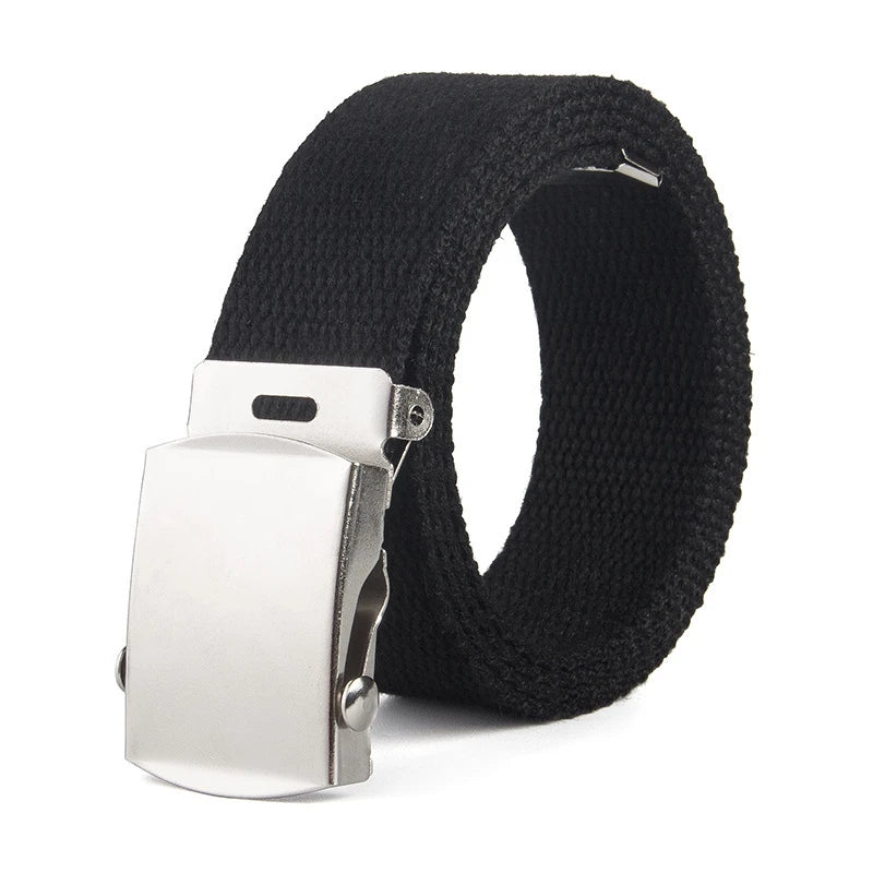 Ceinture noire avec boucle chromée.