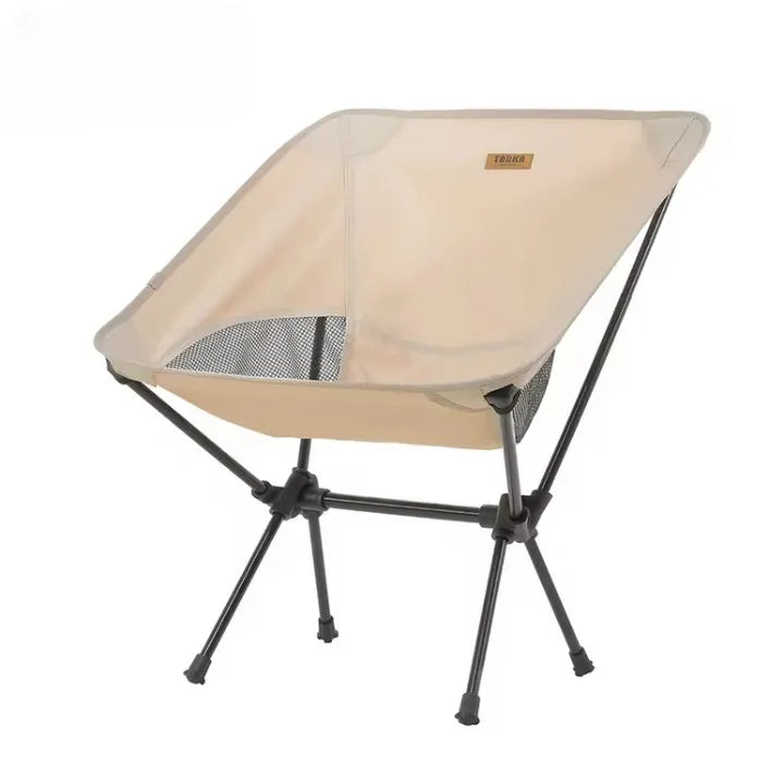 Chaise pliante de randonnée ultralégère beige avec structure compacte idéale pour le bivouac.