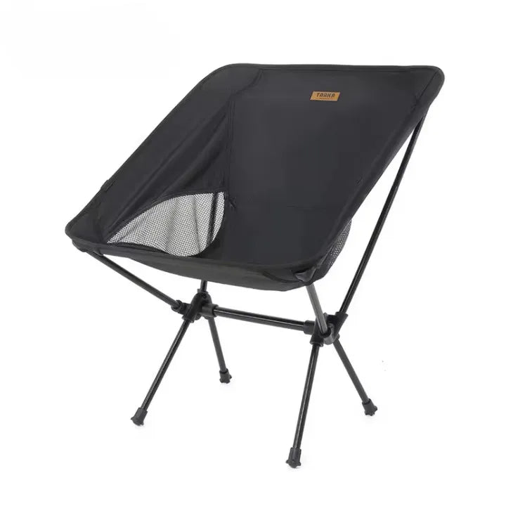 Chaise de camping pliante ultralégère noire avec armature robuste et assise en toile respirante.