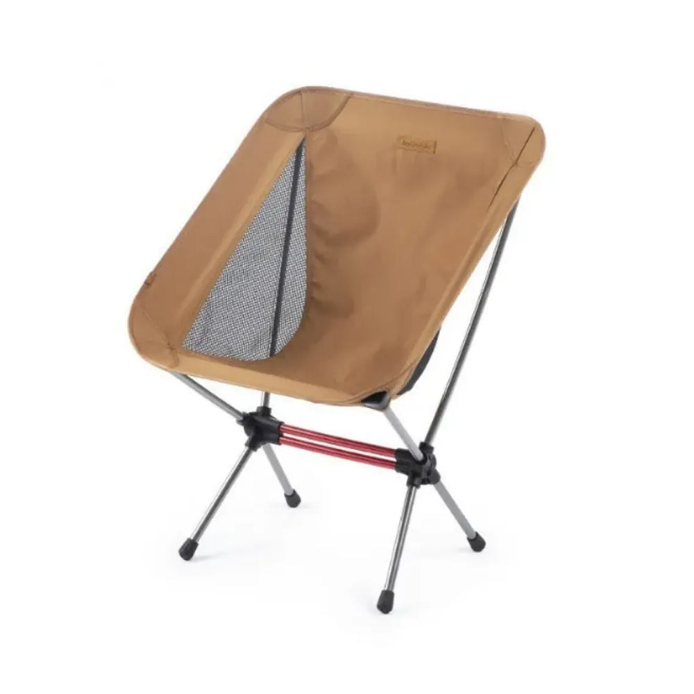 Chaise pliante Moon Chair de couleur beige, siège compact et léger pour bivouac et camping, structure en aluminium et toile résistante.