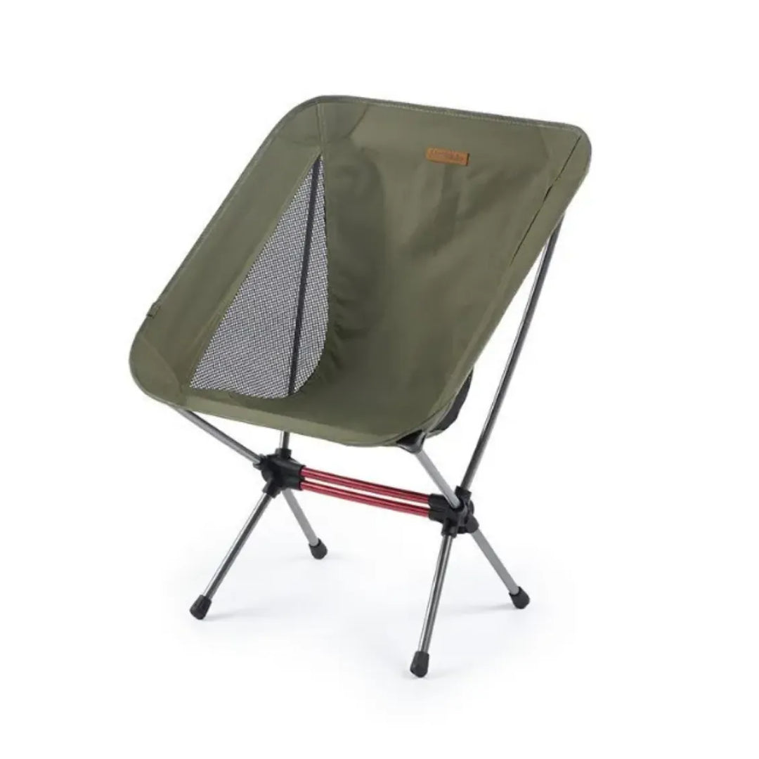 Chaise pliante Moon Chair de couleur kaki, siège compact et léger avec dossier en toile et filet, idéale pour bivouac, camping et randonnée.