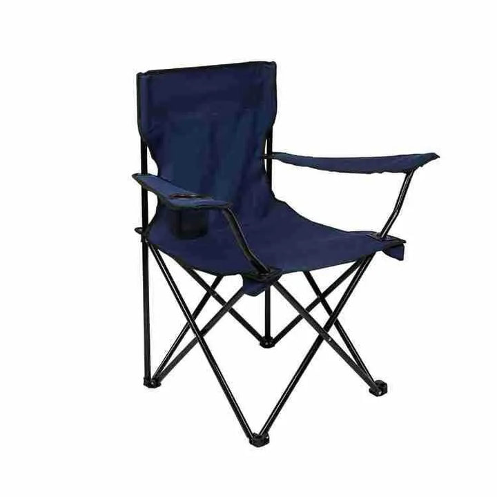 Vue en trois quarts avant d'une chaise de camping pliable bleu marine avec accoudoirs en toile oxford et filet porte-gobelet.