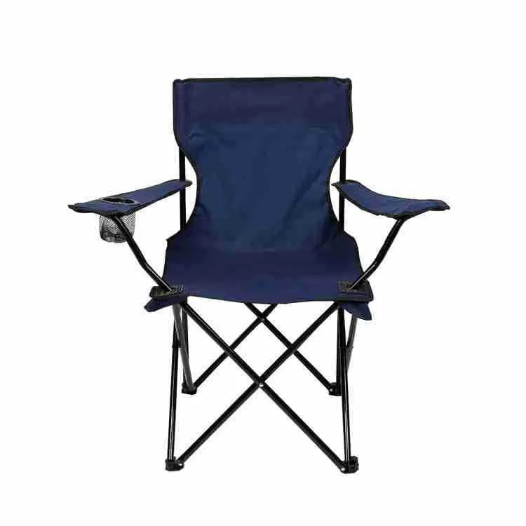 Vue de face d'une chaise pliante de camping bleu marine en toile oxford avec support porte-gobelet sur l'accoudoir droit.