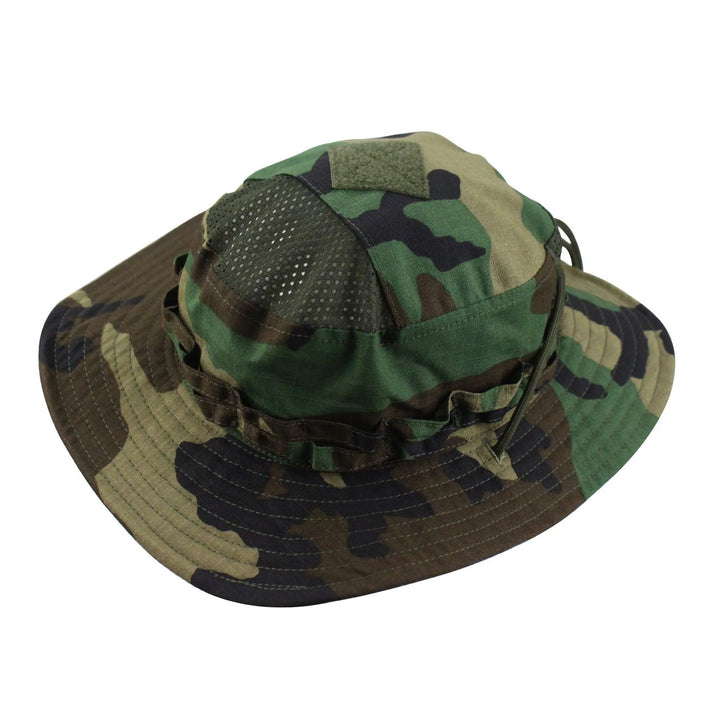 Chapeau camouflage pour randonnée style boonie woodland.