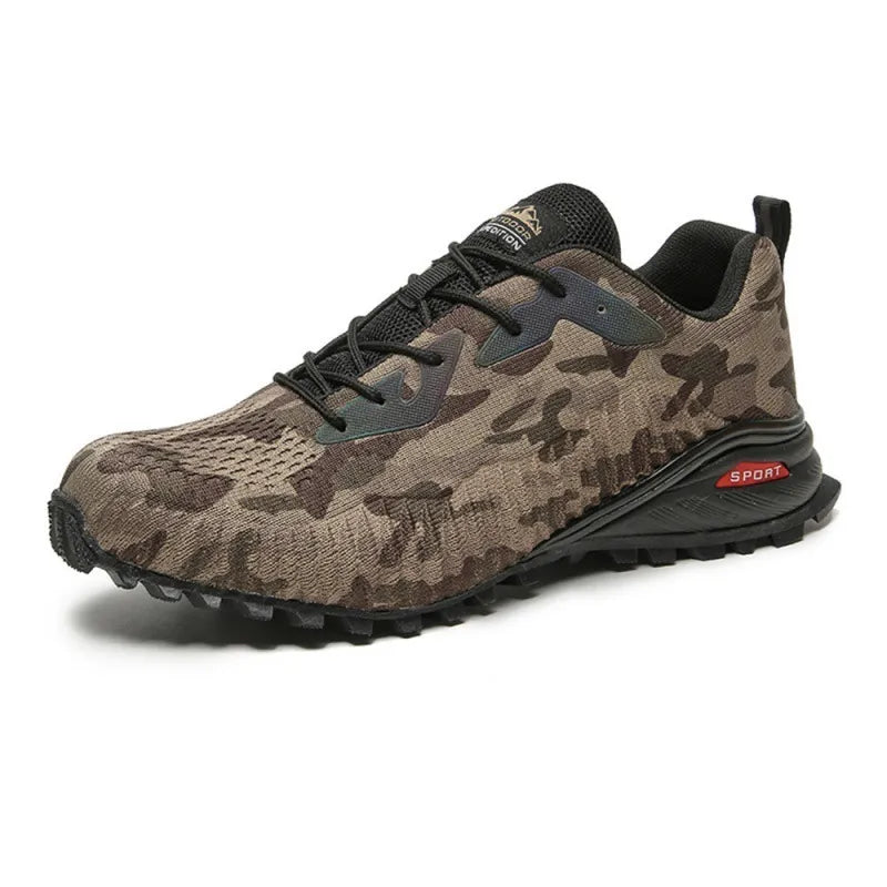 Chaussure de randonnée basse camouflage avec semelle antidérapante.