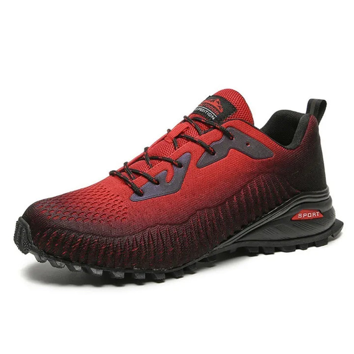 Chaussure de randonnée basse rouge, souple et résistante aux chocs.
