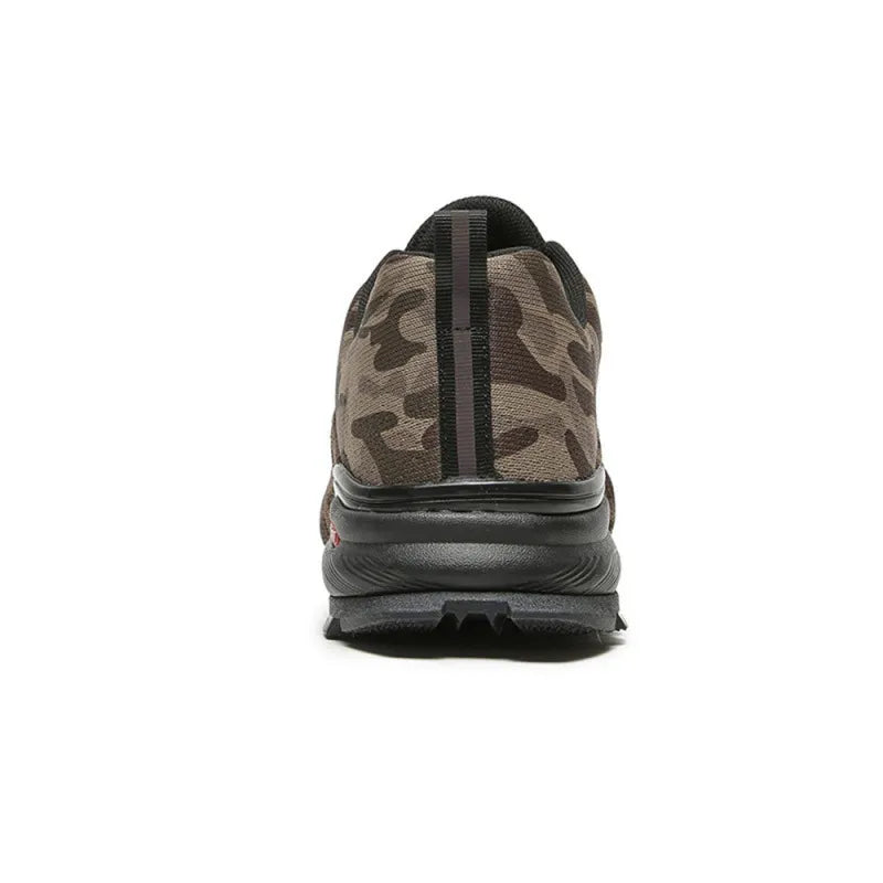 Vue arrière d'une chaussure de randonnée camouflage légère.