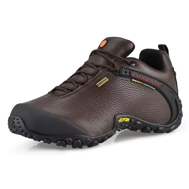 Chaussure de randonnée homme en cuir marron foncé, semelle Vibram résistante et membrane Gore‑Tex, idéale pour camping, trekking et activités de plein air en hiver.