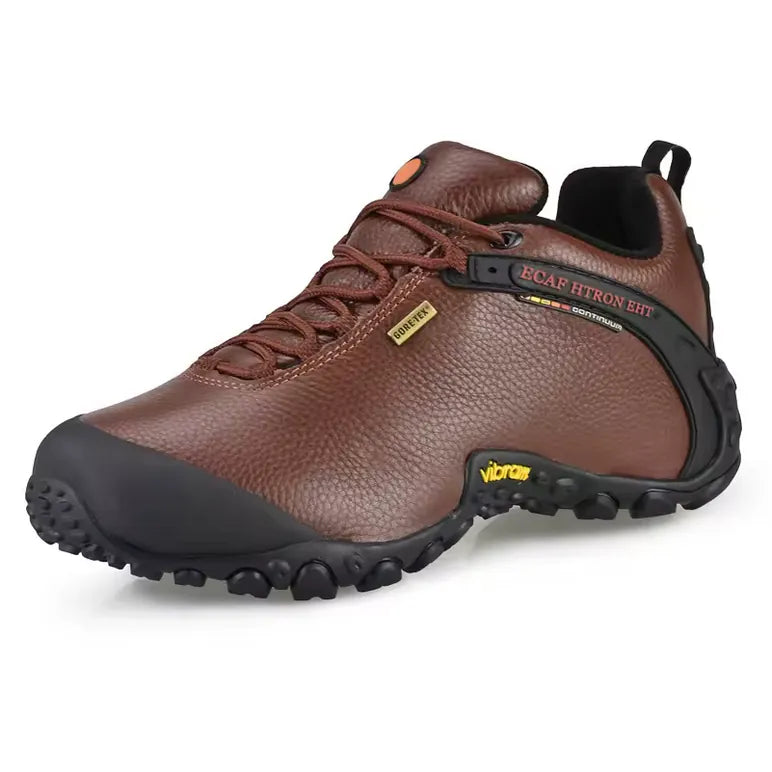 Chaussure de randonnée homme en cuir marron, semelle Vibram robuste et membrane Gore‑Tex imperméable, confortable pour bivouac, marche en forêt et randonnée automnale.