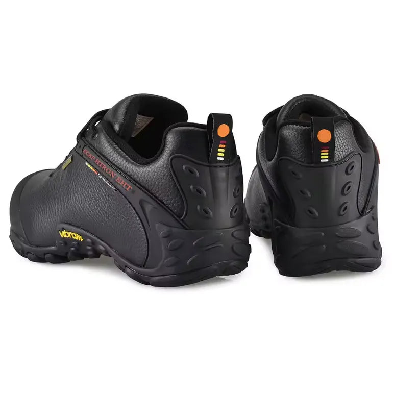 Vue arrière de chaussures de randonnée en cuir noir pour homme, semelle Vibram adhérente et détails réfléchissants, adaptées au camping, à la marche et à l’escalade.