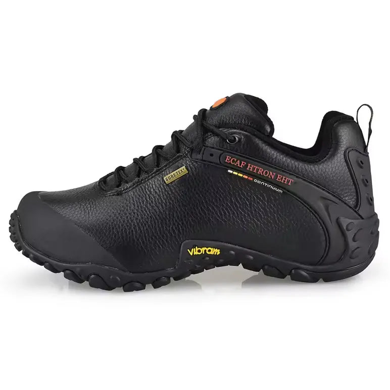 Chaussure de randonnée en cuir noir pour homme vue de profil, équipée d’une semelle Vibram et d’une membrane Gore‑Tex, offrant confort et protection pour marche et trekking.