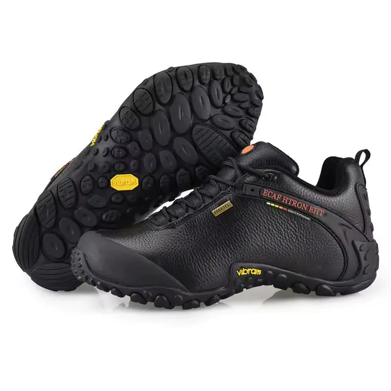 Chaussure de randonnée en cuir noir pour homme avec semelle Vibram à crampons et membrane Gore‑Tex imperméable, montrant la semelle antidérapante parfaite pour la marche et le bivouac.