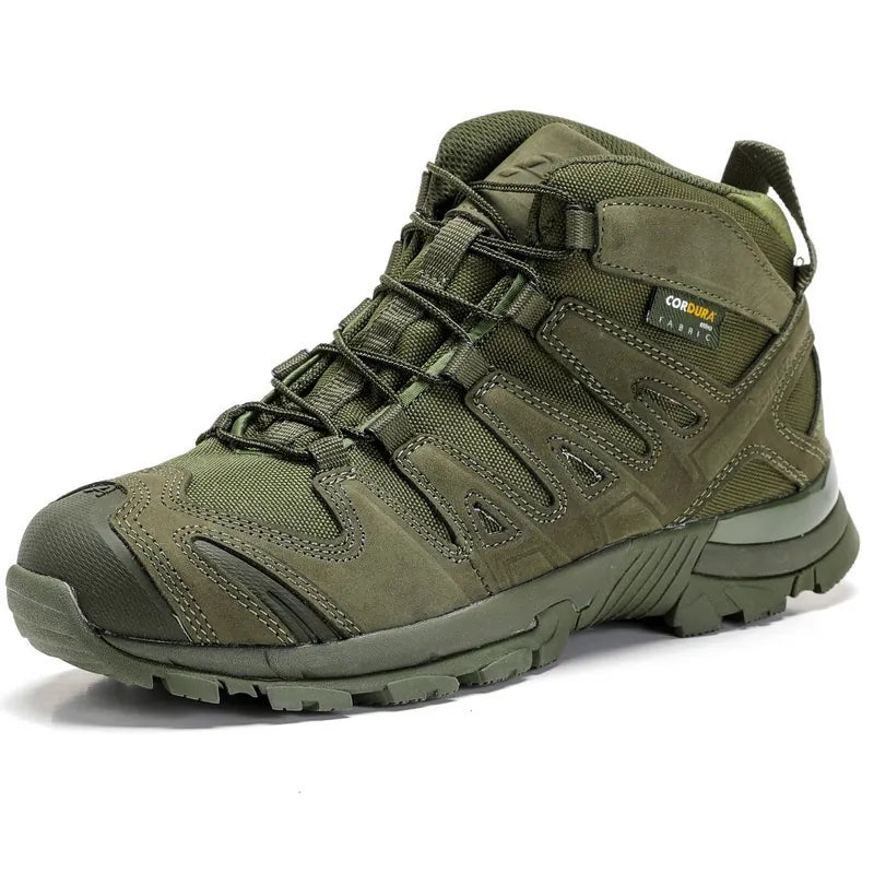 Chaussure de randonnée mi-haute en tissu Cordura vert militaire.