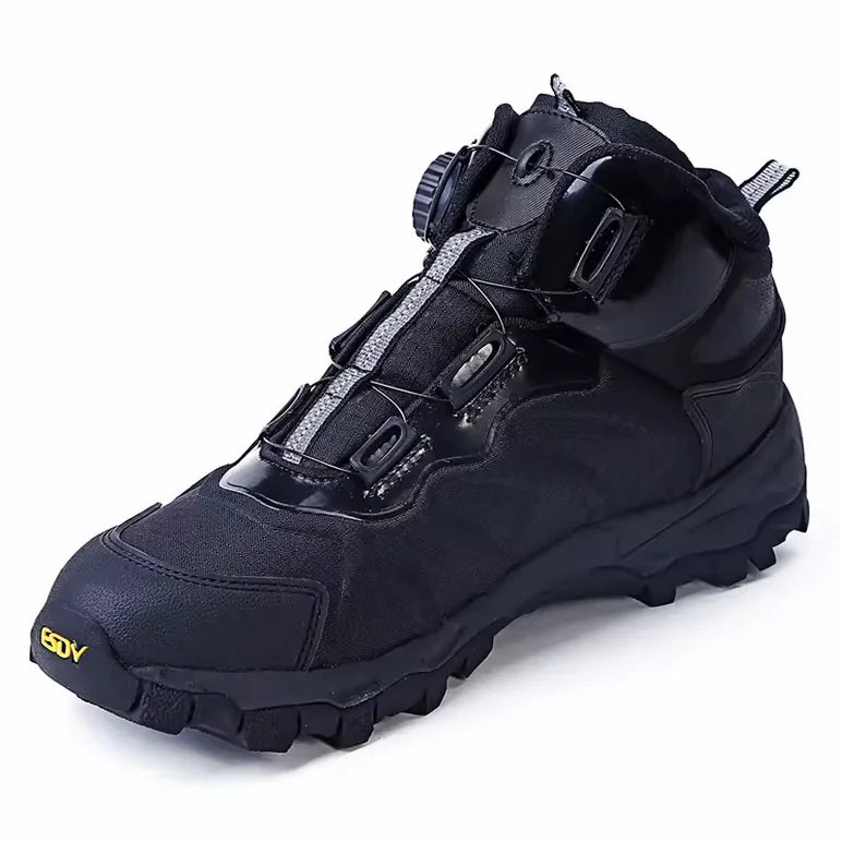 Chaussure de randonnée noire pour terrain accidenté, système de serrage rapide, semelle robuste et design sportif