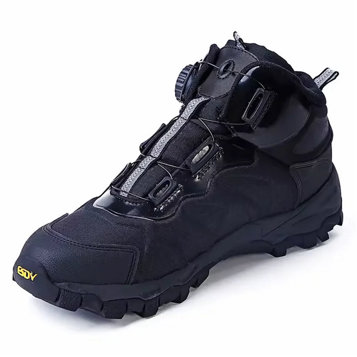 Chaussure de randonnée noire pour terrain accidenté, système de serrage rapide, semelle robuste et design sportif