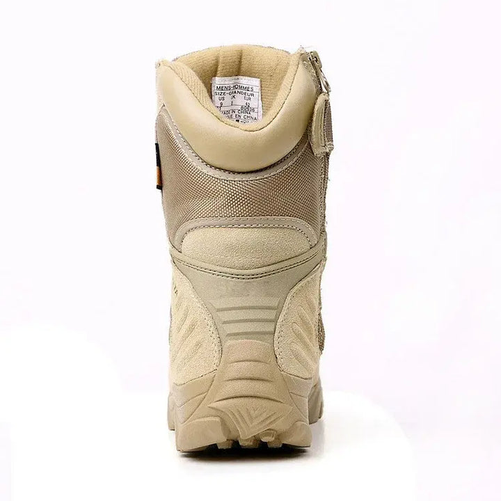 Vue arrière d’une botte tactique beige dotée d’une fermeture éclair latérale renforcée, idéale pour le bushcraft et les terrains accidentés.