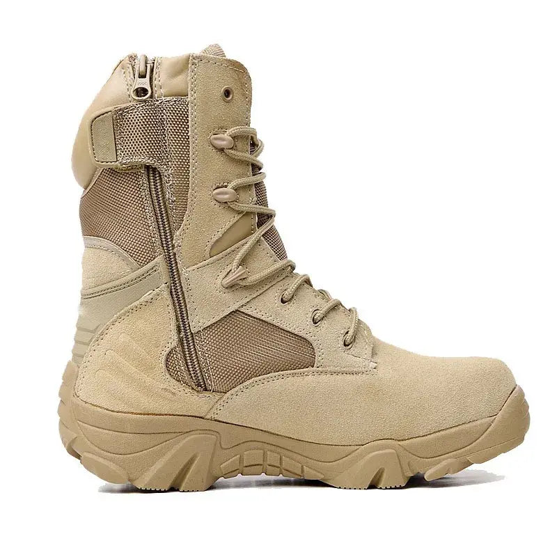 Vue latérale d'une chaussure montante beige en suède avec panneaux en maille, conçue pour la randonnée et les activités de survie.
