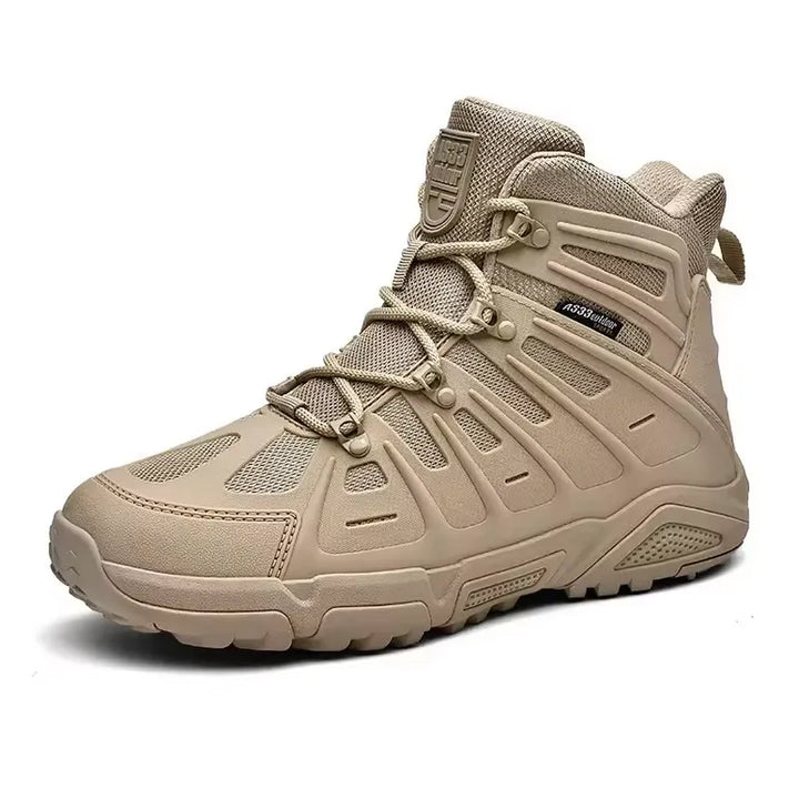 Botte légère beige pour la randonnée, conçue pour l’aération et le confort en terrain sec.