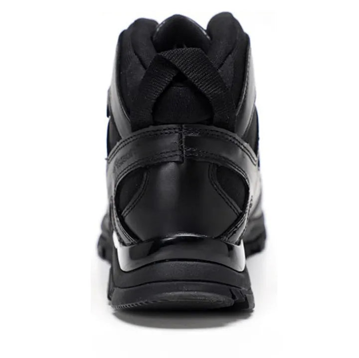 Vue arrière d’une chaussure tactique noire conçue pour la randonnée.